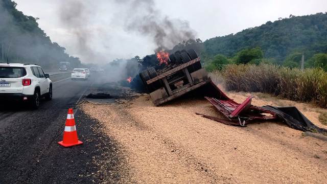 Caminhão de soja pega fogo na BR-324_ Foto PRF