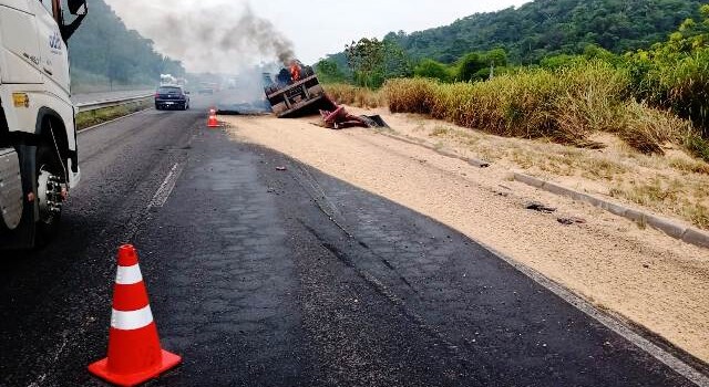 Caminhão de soja pega fogo na BR-324_ Foto PRF