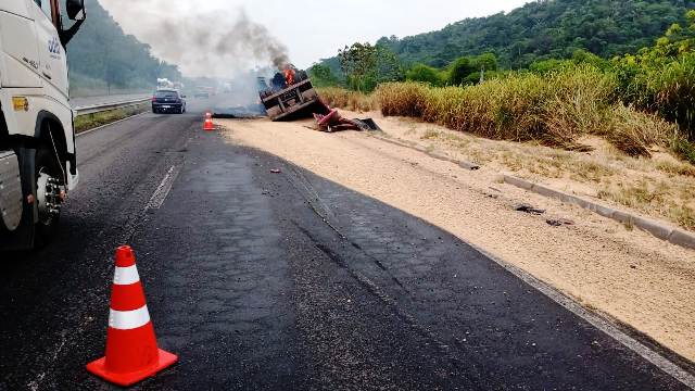 Caminhão de soja pega fogo na BR-324_ Foto PRF