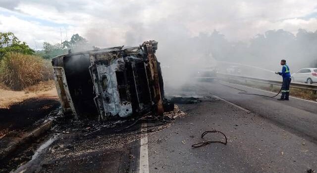Caminhão de soja pega fogo na BR-324_ Foto PRF
