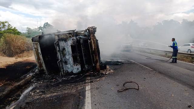 Caminhão de soja pega fogo na BR-324_ Foto PRF