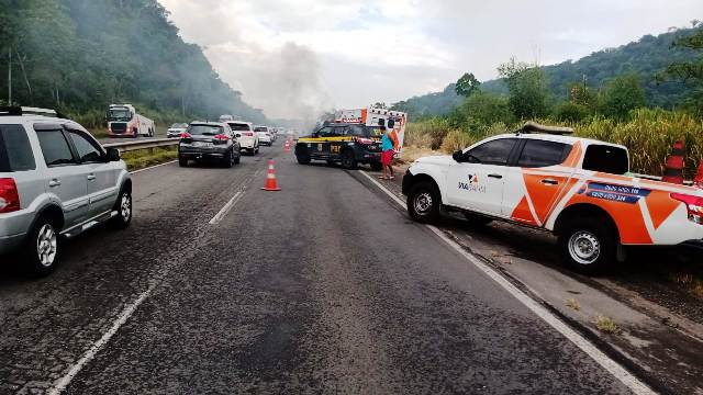 Caminhão de soja pega fogo na BR-324_ Foto PRF