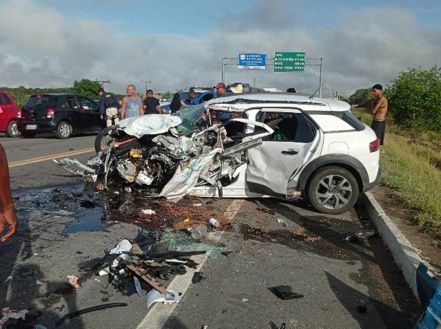 Acidente envolvendo três veículos deixa dois feridos na Estrada do Feijão