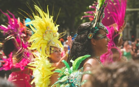 Beijou muito no carnaval? Conheça doenças transmitidas pela saliva