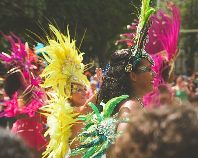 Beijou muito no carnaval? Conheça doenças transmitidas pela saliva