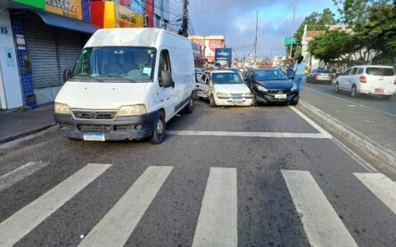 Três veículos colidem próximo ao Feiraguay após um dos motoristas passar mal
