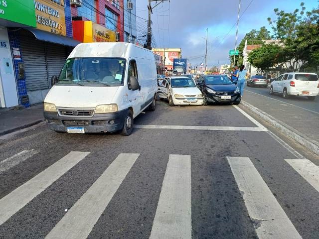 Três veículos colidem próximo ao Feiraguay após um dos motoristas passar mal