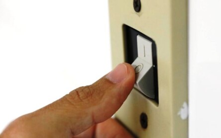 Consumo de energia elétrica, lâmpada e interruptor de luz.