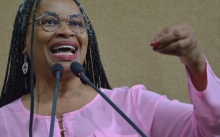 Olívia Santana apresenta projeto para proibir uso de pistolas de água no Carnaval