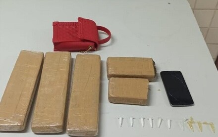 Mulher que portava drogas no Alto do Rosário é conduzida para delegacia