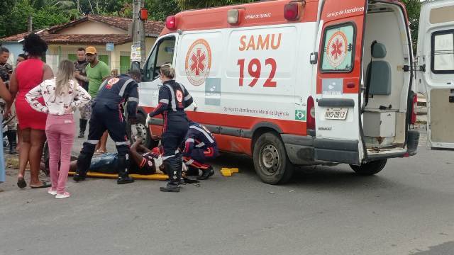 Colisão entre veículo e moto deixa uma pessoa ferida na Avenida Eduardo Froés da Mota