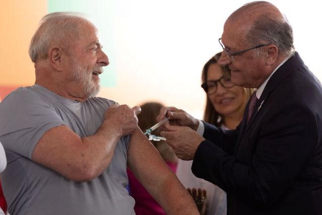 O presidente Luiz Inácio Lula da Silva e a ministra da Saúde, Nísia Trindade, lançam o Movimento Nacional pela Vacinação. Na ocasião o presidente foi vacinado pelo vice-presidente, Geraldo Alckmin