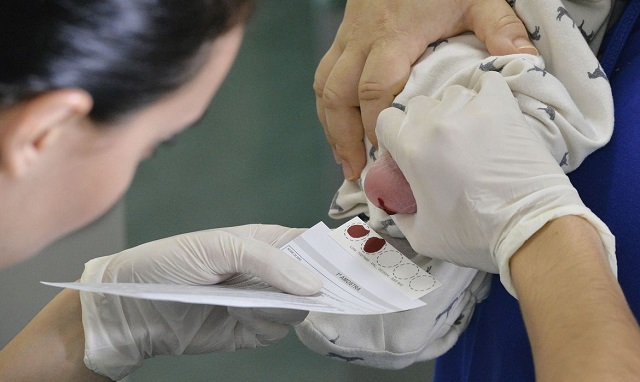 BIE - Teste do pezinho no Hospital Regional de Taguatinga (HRT). O teste do pezinho, exame feito a partir de sangue coletado do calcanhar do bebê, é uma das principais formas de diagnosticar seis doenças que, quanto mais cedo forem identificadas, melhores são as chances de tratamento. São elas fenilcetonúria, hipotireoidismo congênito, doença falciforme e outras hemoglobinopatias, fibrose cística, deficiência de biotinidase e hiperplasia adrenal congênita. Para realizar o teste do pezinho, a família deve levar o recém-nascido a uma unidade básica de saúde entre o 3° e o 5° dia de vida. É fundamental ter atenção a esse prazo. Foto: Edilson Rodrigues/Agência Senado