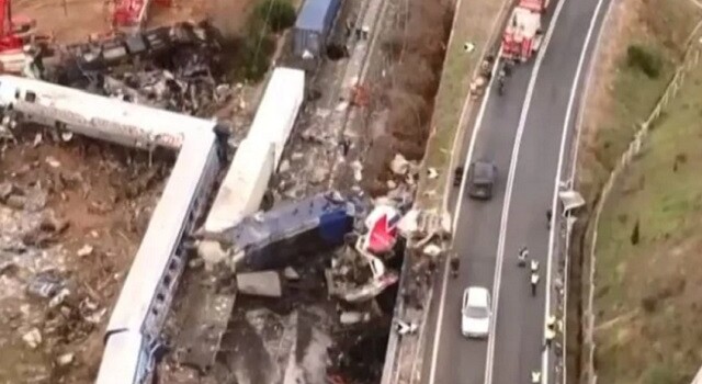 colidem colisão acidente choque trens colidem trem mortes morrem