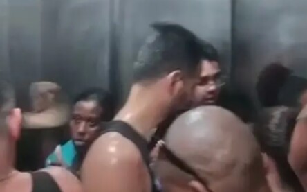 VÍDEO: Pedregulho impede fechamento de porta e usuários ficam presos em cabine do Elevador Lacerda