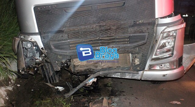 acidente carreta carro Volvo Forda Ka barreiras KA KM 864 BR-242 família