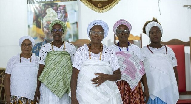 Terreiros de Santo Amaro (BA) se unem contra racismo, māe Lidu (c), posa para foto com suas filhas de santo em eu terreiro Ilê Axé Igbalé | Foto: Joédson Alves/Agência Brasil