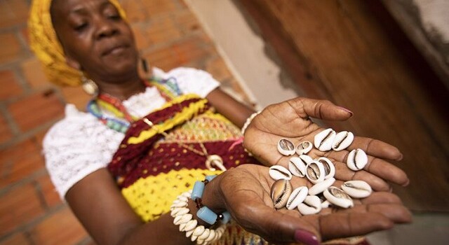 Māe Williana de Odé, posa para foto em eu terreiro Ilê axé Ojú Igbô Odé. Foto: Joédson Alves/Agência Brasil