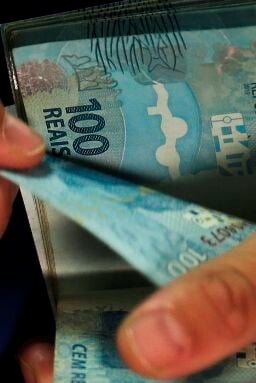 Dinheiro, Real Moeda brasileira - orçamento de 2025 crédito trabalhador