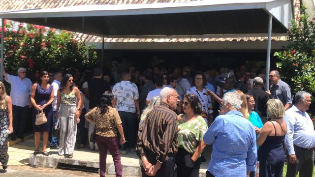 Com comoção e homenagens, amigos e familiares se despedem de José Carlos Pitangueira