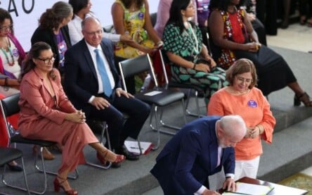 O presidente Luiz Inácio Lula da Silva,  acompanhado da peimeira-dama Janja Lula da Silva, da ministra das Mulheres, Cida Gonçalves e de outras ministras, anuncia ações no Dia Internacional das Mulheres