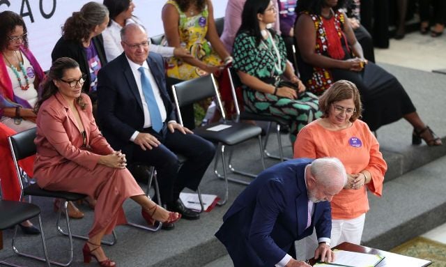 O presidente Luiz Inácio Lula da Silva, acompanhado da peimeira-dama Janja Lula da Silva, da ministra das Mulheres, Cida Gonçalves e de outras ministras, anuncia ações no Dia Internacional das Mulheres O presidente Luiz Inácio Lula da Silva, acompanhado da peimeira-dama Janja Lula da Silva, da ministra das Mulheres, Cida Gonçalves e de outras ministras, anuncia ações no Dia Internacional das Mulheres