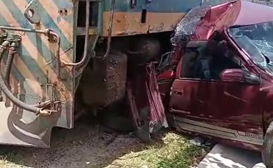 Carro é atingido por trem em Catu; veÃculo ficou destruÃdo Carro é atingido por trem em Catu; veÃculo ficou destruÃdo