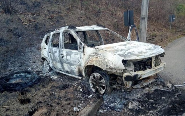 Carro de vendedor que está desaparecido é encontrado queimado em Simões Filho