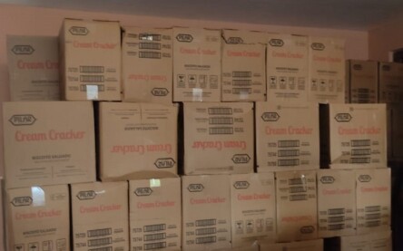 Decarga apreende 12 mil pacotes de biscoitos com validade adulterada durante operação Unum Corpus