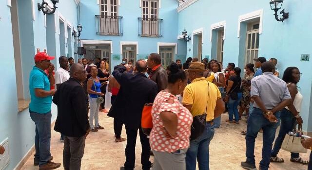 Barraqueiros protestam contra mudança de local de trabalho na Micareta de Feira
