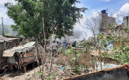 Incêndio destrói fábrica de travesseiros em Feira de Santana; uma residência foi atingida