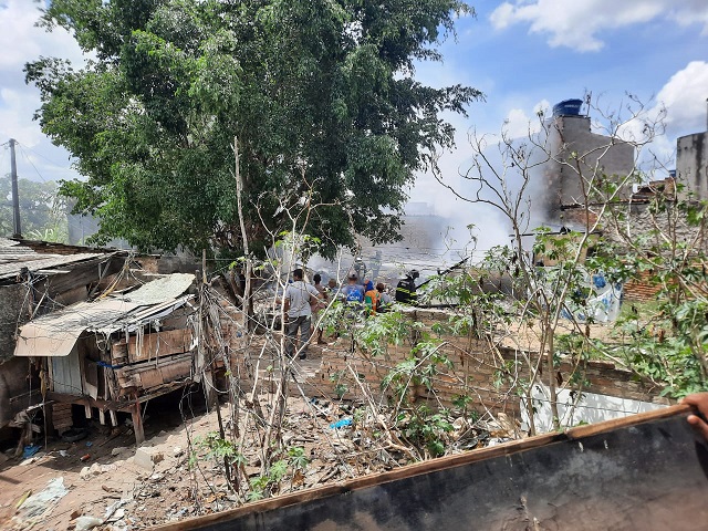 Incêndio destrói fábrica de travesseiros em Feira de Santana; uma residência foi atingida