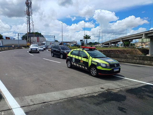 Tráfego de veículos é liberado no viaduto Miraldo Gomes, no bairro Cidade Nova