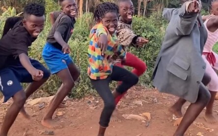 Léo Santana vai a Uganda para conhecer grupo de crianças dançarinas