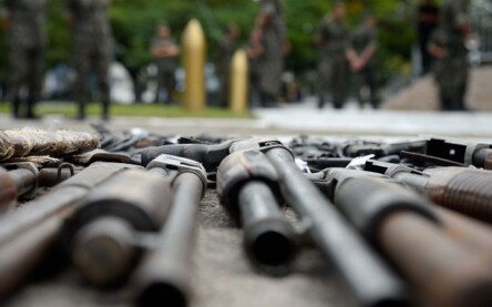 Rio de Janeiro - A Polícia Federal, em parceria com o Exército Brasileiro, realizam procedimento de destruição de aproximadamente 4 mil armas recolhidas pela PF nos últimos dois anos, na Vila Militar, zona norte da cidade (Tânia Rêgo/Agência Brasil)