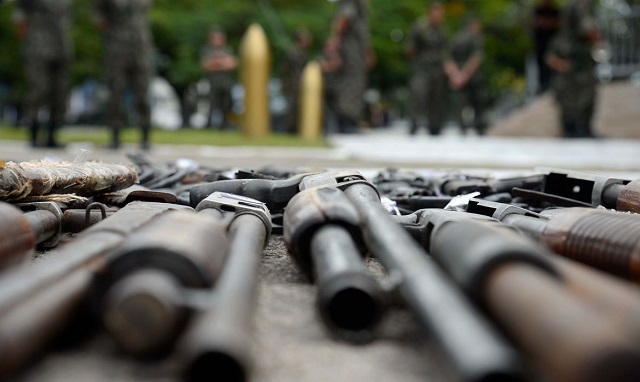 Rio de Janeiro - A Polícia Federal, em parceria com o Exército Brasileiro, realizam procedimento de destruição de aproximadamente 4 mil armas recolhidas pela PF nos últimos dois anos, na Vila Militar, zona norte da cidade (Tânia Rêgo/Agência Brasil)