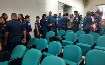 Envergonhados com discussões na Câmara  de Vereadores, guardas municipais se retiram da galeria