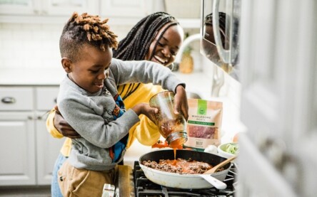 Cozinha e poesia: escritora feirense lança livro sobre comida e afeto