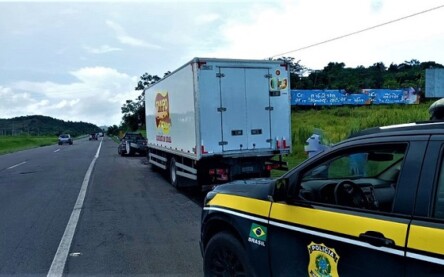 Caminhão com carga avaliada em R$ 150 mil é recuperado pela PRF na BR 324