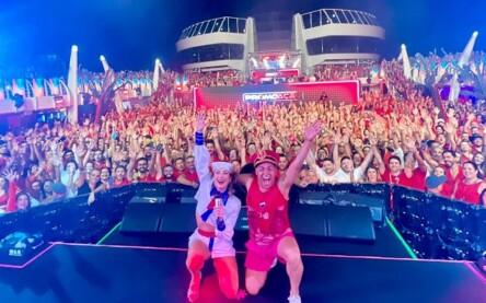 Luciano Mello dança com artistas e anima público no navio da Xuxa