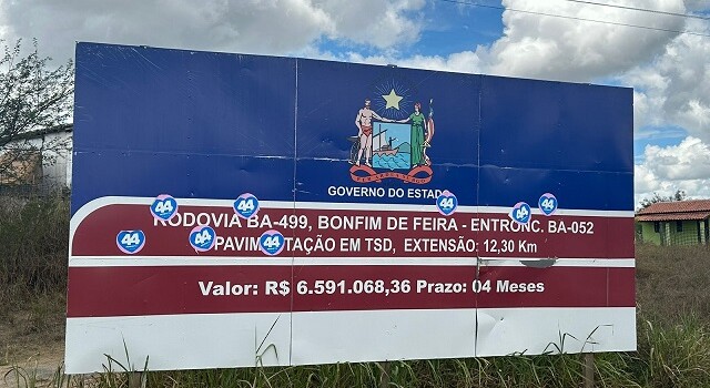 Comunidade de Bonfim de Feira pede conclusão das obras de recuperação da estrada que dá acesso ao local - placa 