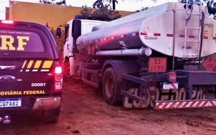 PRF apreende 10 mil litros de cachaça acondicionados dentro de caminhão-tanque utilizado no transporte de combustível