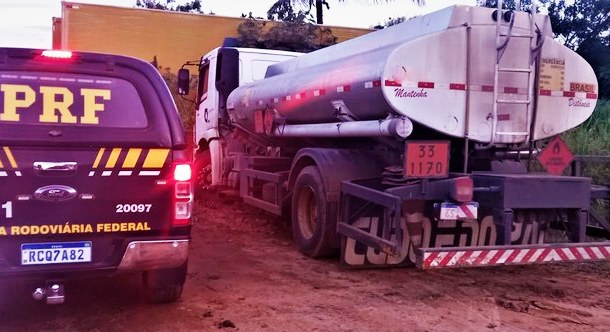 PRF apreende 10 mil litros de cachaça acondicionados dentro de caminhão-tanque utilizado no transporte de combustível