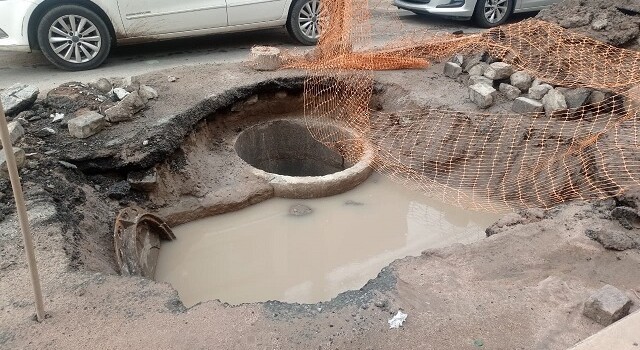 Obra inacabada, trânsito lento e acidente na rua Cristóvão Barreto 