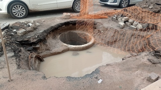 Obra inacabada, trânsito lento e acidente na rua Cristóvão Barreto 