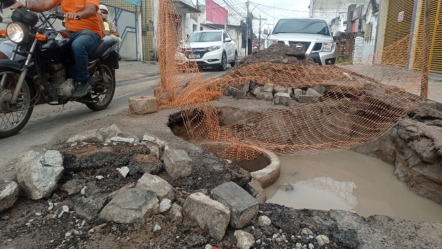 Obra inacabada, trânsito lento e acidente na rua Cristóvão Barreto