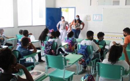 professores e alunos e, sala de aula em escola municipal