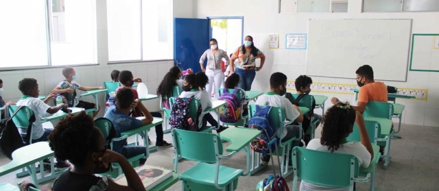 professores e alunos e, sala de aula em escola municipal