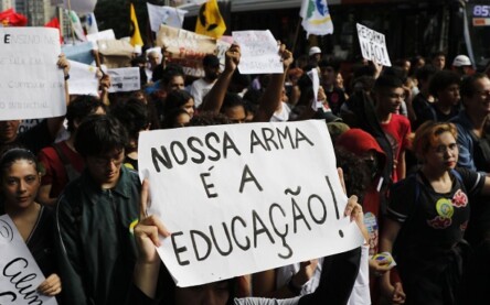 São Paulo (SP), 15/03/2023 - Estudantes secundaristas protestam pedindo a revogação do Novo Ensino Médio, na Avenida Paulista. Foto: Fernando Frazão/Agência Brasil