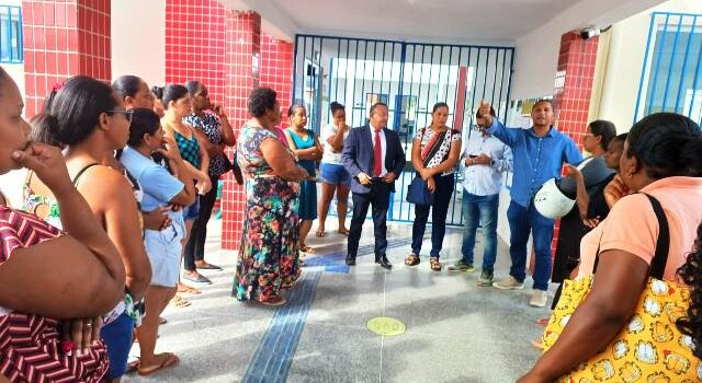 Manifestação de mães de alunos_ Foto Paulo José Acorda Cidade